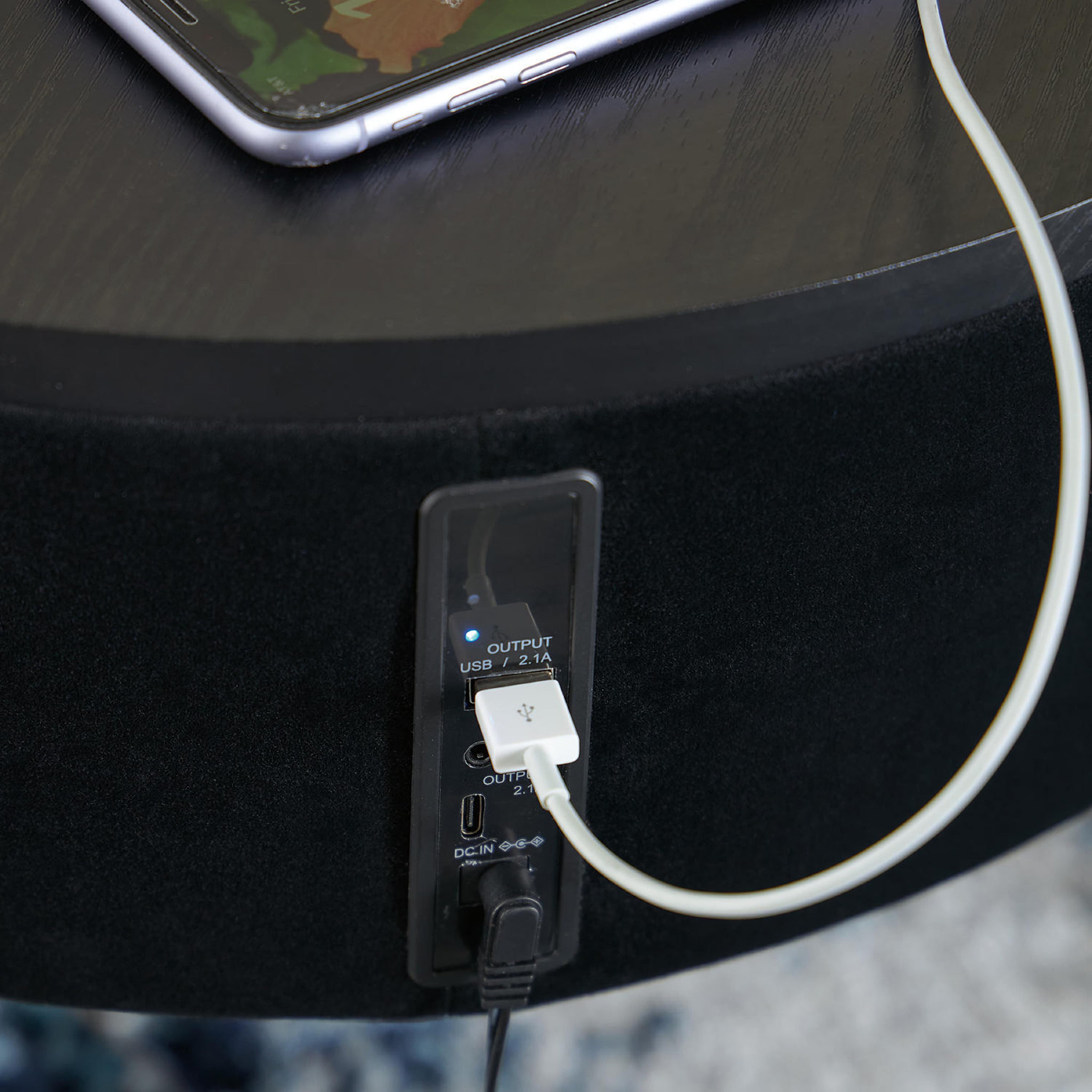 Table d'appoint Nedman avec haut-parleur intégré - Finition noire/dorée